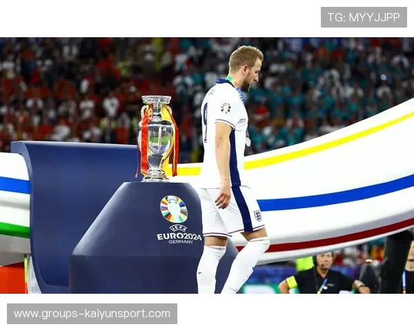 凯恩停球刺入禁区制造巨大混乱,热刺前场势头再起 凯恩停球刺入禁区制造巨大混乱,热刺前场势头再起