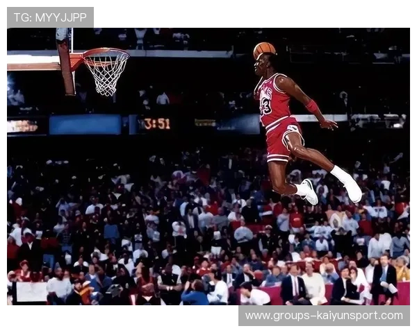 NBA扣篮手臂挂框全场拍照：巅峰瞬间的完美诠释