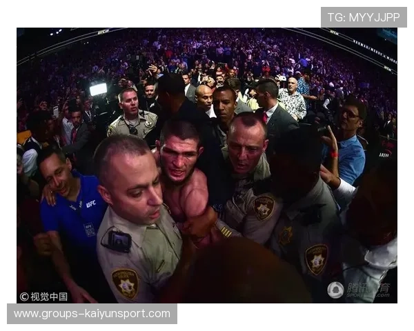 UFC 选手强吻对手引发混乱