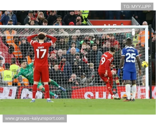 利物浦禁区低平球传中，努涅斯门前点射命中