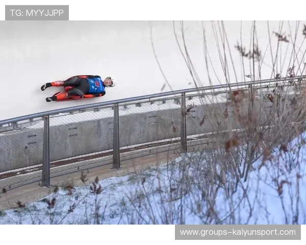 极限雪橇高速下滑惊险无比