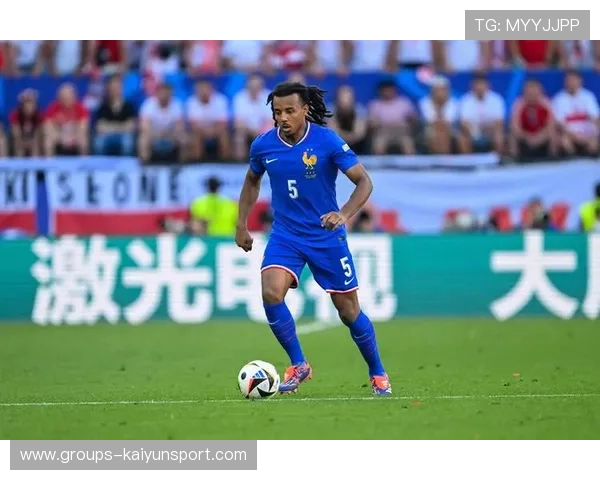 前锋点球冷静命中，带队进入决赛圈，成为队史重要一刻被铭记