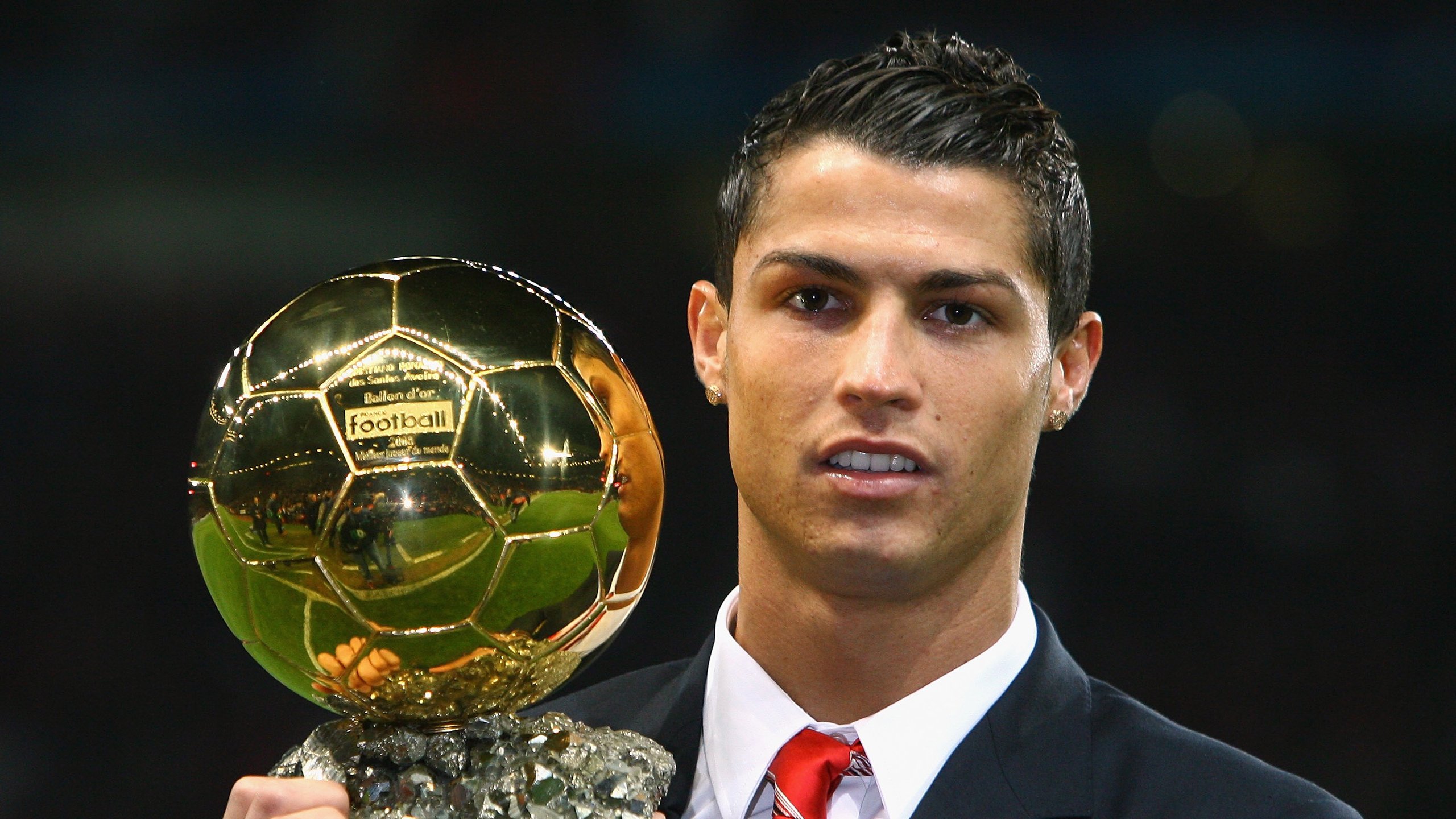 足球明星慈善赛吸引全球关注,足球明星表演赛