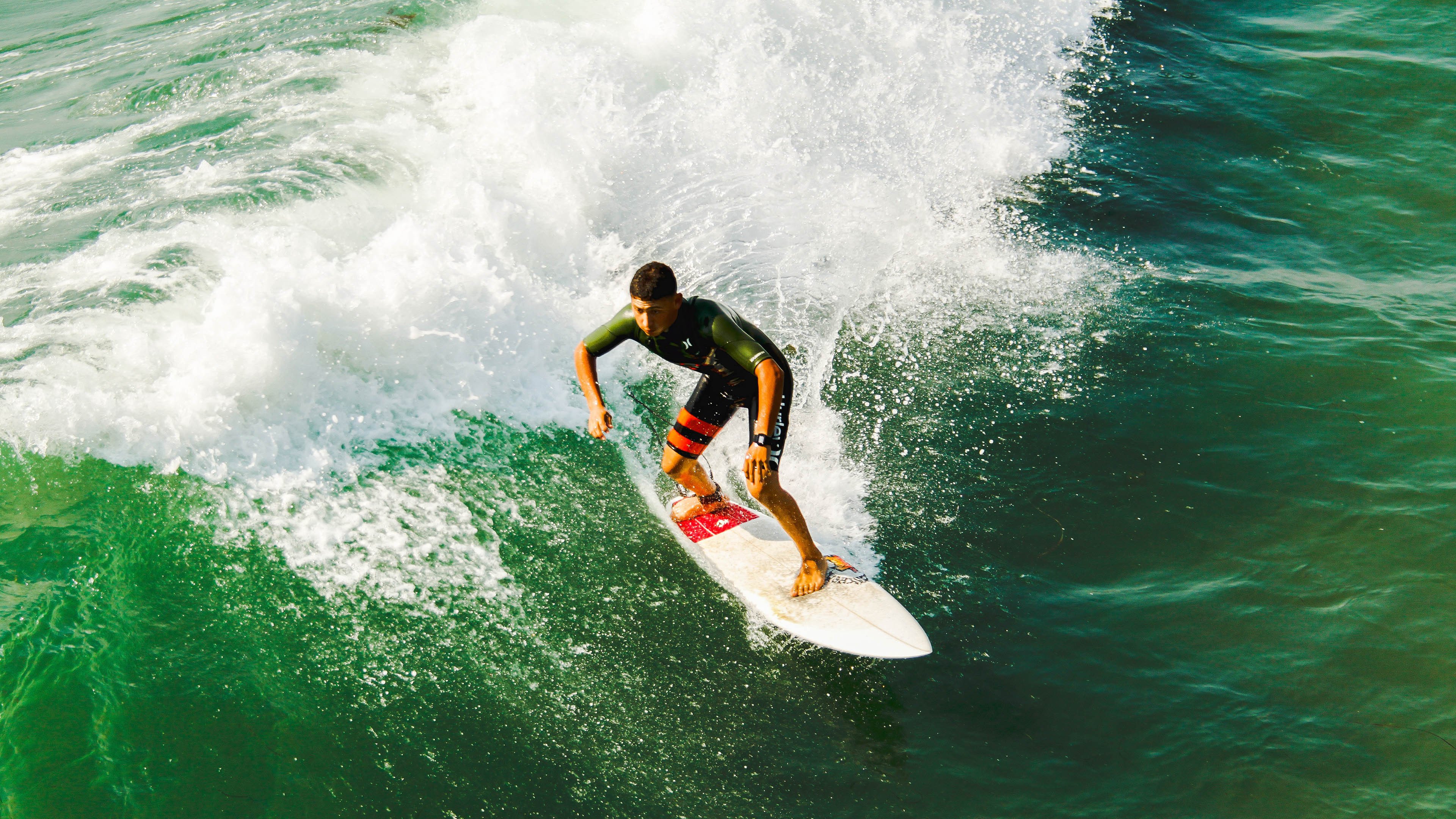 中国体操全锦赛男子全能新星脱颖而出，高质量完成成套获得冠军