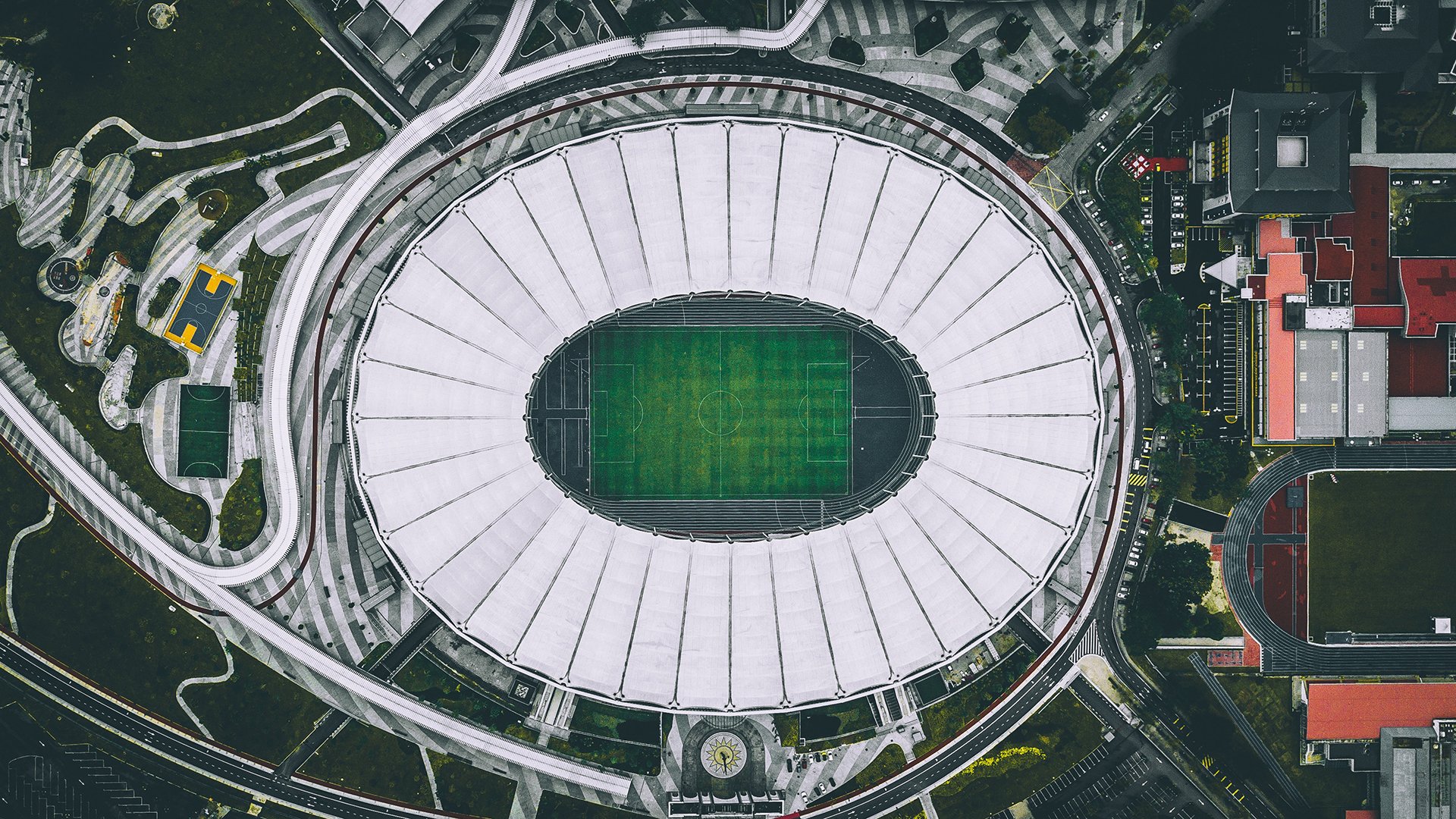 耐克宣布与多位 2026 世界杯新秀签下长期合约，旨在抢占年轻一代市场。